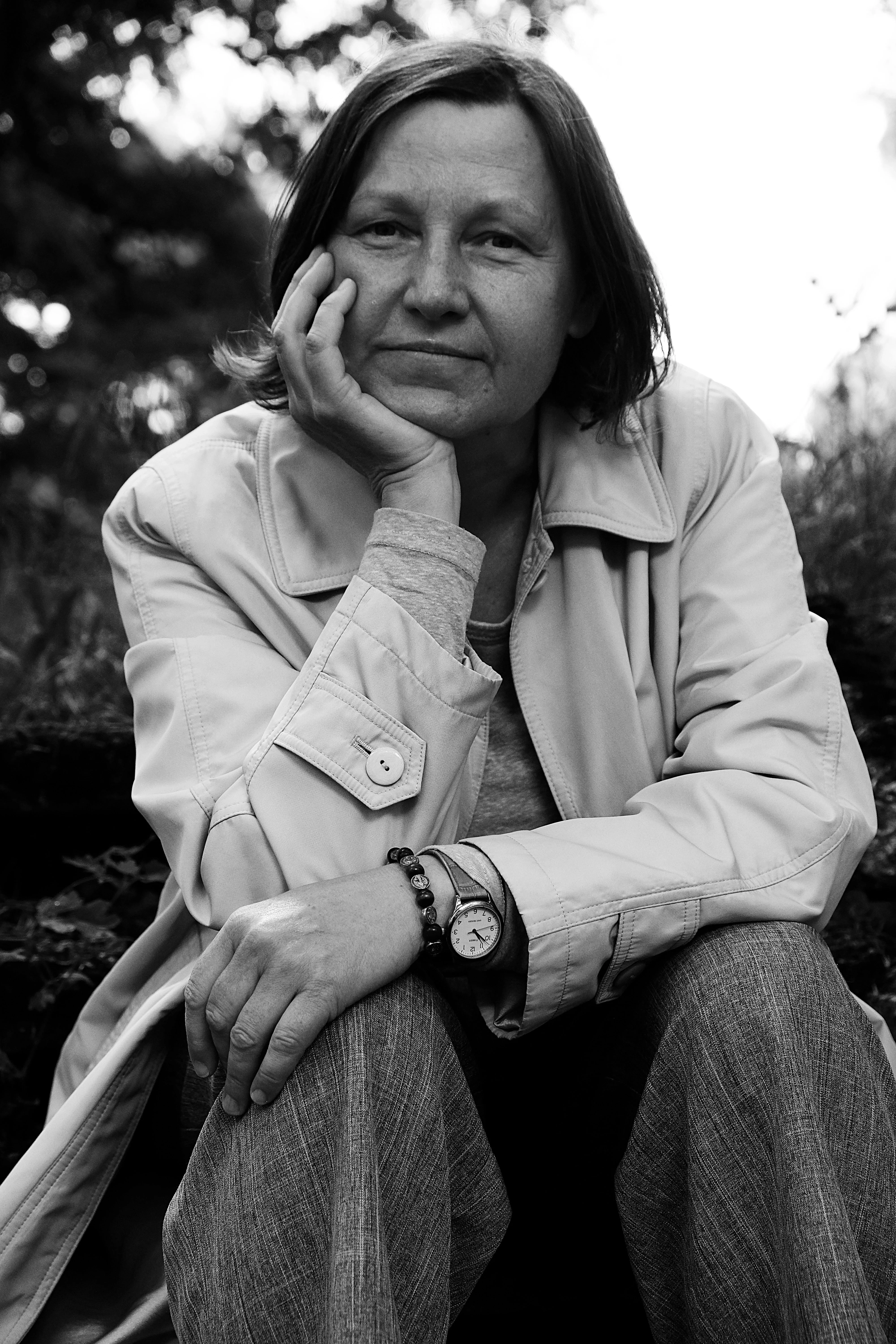 Anna Pacholska siedząca w ogrodzie